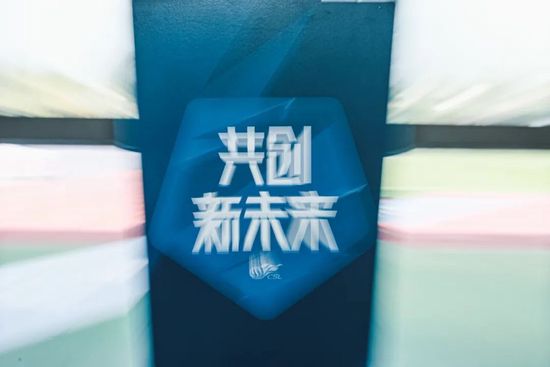 在利物浦客场1-1曼城的比赛中，阿诺德身穿一双尚未发售的阿迪达斯球鞋，这标志着他和安德玛的长期合作结束了。